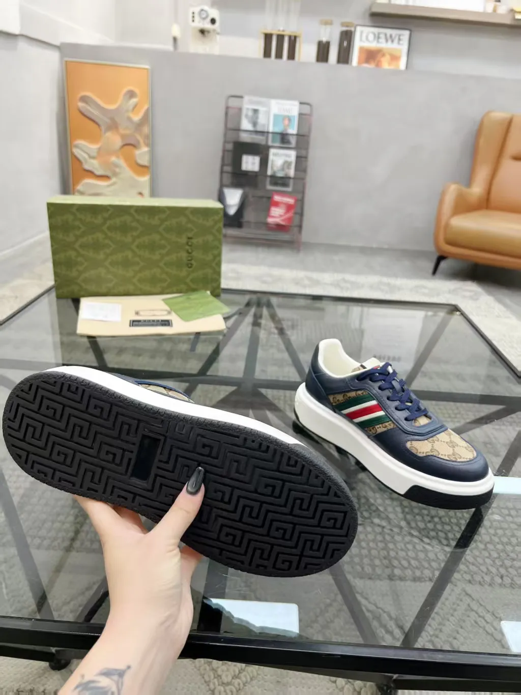 Factory price: 460💰Gucci’s new men’s shoes GUCCI] latest shoes shipped. Original quality, fashionable, made of special materials, sheepskin lining, brand new packaging. The foot feels super comfortable and the workmanship is impeccable. Size: 38-44, customized 45